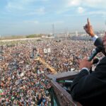 حیدرآباد(رپورٹ لالہ مرزاخان)عید الفطرکے قریب آتے ہی شہرمیں چوری اور ڈکیتی کے وارداتوں میں اضافہ ہوتاجارہاہے ،ایسا لگ رہا ہے پولیس نے شہریوں کو جرائم پیشہ افراد کے رحم کرم پر چھوڑ دیا ہے ،رات گئے حیدرآباد کے مصروف ترین علاقے آٹوبھان روڈ واقع آٹوبھان ٹاور میں سحری کے وقت ڈاکوﺅں نے دوکانوں کے تالے توڑ کرلاکھوں روپے کا سامان اور نقدی چوری کرلیئے حسین آبادپولیس نے سیکورٹی گارڈ کوحراست میں لیکر تحقیقات شروع کردی ہے ، عید الفطر کے قریب آتے ہی حیدرآباد میں چوری اورڈکیتی کی وارداتوں میں اضافہ ہوتاجارہا ہے،منگل اور بدھ کی درمیانی شب حیدرآباد کے مصروف ترین علاقے آٹوبھان روڈ پرواقعہ آٹوبھان ٹاور مارکیٹ میں چوروں نے دوکانوں کے تالے توڑکر لاکھوں کاسامان اور نقدی لوٹ کر فرارہو گئے ،جبکہ گزشتہ دنوں سائیٹ ایریا پولیس اسٹیشن کے حدود میں ڈاکوایک آٹاچکی کے مینجرسے اسلحہ کے زور پر لاکھوں روپے لوٹ کر فرارہو گئے تھے ،جبکہ ایک واردات میں ہالہ ناکہ حیدرآباد میں ڈاکوﺅں نے سبزی منڈی کے قریب ایک تاجرکولوٹ لیاتھا ،شہر میں بڑھتی ہو ئی چوری کی وارداتوں میں اضافے پر شہری سخت پریشانی کاسامنا کررہے ہیں ، شہرمیں برھتی ہو ئی چوری اور ڈکیتی کے واقعات سے یوں محسوس ہو رہا ہے کہ حیدرآباد پولیس شہریوں کو تحفظ فراہم کرنے اورڈکیتی کے وارداتوں کو کنٹرول کرنے میں بری طرح ناکام ہوچکی ہے اورشہریوں کو جرائم پیشہ افراد کے رحم کرم پر چھوڑدیا گیا ہے،