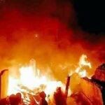 گرتی ہو ئی دیوارمیرا کالملالہ مرزاخانسناتھاانسان کو فائدہ اور نقصان اپنی زبان سے ہوتاہے،میری خیال میں تحریک انصاف کے ساتھ بھی ہی کچھ ہوا ہے،ساڑے تین سال سے زائد عرصہ اقتدار پرفائض ہو نے والے کپتان نے بڑی شان سے گزارے ،بال آخرپارٹی میں زہریلے جراثیم پھلتے گئے،کچھ وزیروں مشیروں کی زبانیں زہراگلنے لگی کچھ اپنے ساتھ بے وفا نکلےبالکل اس شاعر کی طرح :کچھ شہردے لوگ وی ظالم سنکچھ سانوں مرن دا شوق وی سیبال آخر اپوزیشن جماعتوں کو بھی موقع مل گیا اور وہ میدان میں اترآئیں ،اپوزیشن کی جماعتیں جوکہ ماضی میں ایک دوسرے کے درپے تھی لیکن عمران خان کے مشیروں وزیروں کی زبانوں نے انہیں متحد کیا ماضی کے دشمن مستقل کے دوست بن گئے،یہ الگ بات ہے کہ عمران خان حکومت نے کسی جماعت کو نہیں بخشاتھاتمام کے خلا ف کیس چل رہے تھے لیکن اس میں بھی کوئی شک نہیں کہ رہی کثر عمران خان کے مشیروں نے پوری کر دی،عمراخان نے جہاں دیگر پارٹیوں کے رہنماﺅں کے خلا ف احتساب کا نعرہ لگایا تھا وہاں انہوں نے اپنے پارٹی کے ساتھیوں کوبھی نہیں بخشایہ انکی ایمانداری تھی یاں نااہلی یہ الگ بات ہے،یہی وجہ تھی کی پارٹی کے لوگ بھی کپتان سے خاصے ناراض تھے،دوسری جانب عمران خان کے اتحادی جماعتیں بھی عمران خان کی پالیسیوں سے زیدہ متاثر نہیں تھی اور انکے ساتھ کئے گئے وعدے بھی وفانہیں ہو ئے تھے اس لیئے عمران خان کی اتحادی جماعتیں بھی باربار عمران خان کواپنے تحفظات سے آگاہ کر رہی تھی،جب کپتان نے کسی کی نہیں سنی تو پھر ہونا وہی تھا جو ہوگیا،اپوزیشن کی جماعتوں کو موقع مل گیا اورانہوں نے جہاں کپتان کی سیاسی اتحادیوں سے رابطے کیئے وہاں پی ٹی آئی کے ناراض ارکان اسمبلی سے بھی رابطے کیئے اوراپوزیشن جماعتیں اپنے مقاصد میں کامیاب ہو گئیں،سابق وزیراعظم عمران خان کے خلا ف ایوان میں عدم اعتماد پیش کیاگیا اور174ووٹ مخالفت میں پڑے اور عمران خان کو گھر روانہ کردیا،عمران خان نے اسلام آباد کے جلسے میں ایک مراسلہ لہرایاعمران خان اور پاک فوج کے ترجمان کے مطابق اس مراسلے میں پاکستان کے اندرونی معا ملات میں مداخلت کی گئی ہے تاہم انہیں سازش نظر نہیں آرہی ہے ،سازش کی تشریع کا عمل جاری ہے اب تک اسکا فیصلہ نہیں ہوسکاہے،پاکستان تحریک انصاف کے چیئر مین عمران خان نے اس مراسلے کو لسی کے مٹکے میں ڈال دیا ہے اور وہ چاہتا ہے کہ انکی لسی بن جا ئے اورانہوں نے ملک کے تین صوبوں (کے پی کے)(سندھ )اورپنجاب میں بڑے بڑے جلسے کیئے اور ان جلسوں میں بڑی تعداد میں پاکستانی عوام نے شرکت کی اور کپتان کے ساتھ اظہار یکجہتی کیا،کپتان نے جہاں باربار امریکی مراسلے کا ذکر کیا وہاں انہوں نے اسٹبلشمنت سے بھی مطابات کیئے کہ ان تمام مسائل کا حل صرف اتخابات ہیں،ملک میں فو ری طورانتخابات کرائے جا ئیں تاکہ دودھ کا دودھ اور پانی کا پانی ہو جائے کہ عوام کس کے ساتھ ہیں، اسکے ساتھ ساتھ کپتان نے قومی اسمبلی سے تحریک انصاف کے تمام ارکان کے استیفیٰ جمع کرادیئے ہیں اور یہ استعفے سابق ڈپٹی اسپیکر قاسم سوری کے پاس جمع ہو گئے تھے جو کہ منظوری کیلئے تیارہیں،تاہم اس میں کچھ لوگ استیفوں والی بات پر راضی نہیں ہیں اورکل ملاکر سننے میں آرہا ہے کہ 123ارکان اسمبلی نے استعفے جمع کرائیں ہیں،کچھ تجزیہ نگاروں کا یہ خیال ہے کہ تحریک انصاف کو استعفے نہیں دینے چاہئے جبکہ کچھ کاخیال ہے جب وہ موجودہ حکومت کو ہی نہیں مانتے تو اپوزیشن کے بینچوںپر بیٹھ کر وہ کس کی مخالفت کریں گے اور کس حکومت پر تعمیری تنقید کریں گے ،اب بڑھتے ہیں عمران خان کے ساتھ ہو نے واہے اصل مسئلے کی جانب ،تحریک انصاف کے بانی رکن اکبر ایس بابر کی جانب سے تحریک انصاف کے غیر ملکی فنڈنگ کے معاملے میں الیکشن کمیشن میں رپورٹ جمع کرائی گئی ہے،جس میں درخواست گزار کی جانب سے دعویٰ کیا گیا ہے کہ تحریک انصاف نے سنہ 2009 سے 2013 کے دوران 12 ممالک سے 73 لاکھ امریکی ڈالر سے زائد فنڈز اکھٹے کیے جو کہ ممنوعہ فنڈنگ کے زمرے میں آتے ہیں،اکبر ایس بابر نے سنہ 2014 میں پاکستان تحریک انصاف کی غیر ملکی فنڈنگ کے حوالے سے درخواست دائر کی تھی، الیکشن کمیشن میں ابھی تک اس درخواست پر 80 سے زائد سماعتیں ہو چکی ہیں،14اپریل کو اسلام آباد ہائی کورٹ کی جانب فارن فنڈنگ کیس میں پاکستان تحریکِ انصاف کی درخواستیں خارج کرتے ہوئے الیکشن کمیشن کو حکم دیا ہے کہ وہ 30 دن کے اندر اندر اس مقدمے کا فیصلہ سنائے،اب الیکشن کمیشن روزانہ کی بنیادوں پرسماعت کررہی ہے،کپتان نے موقف اختیار کیاہے کہ اگر الیکشن کمیشن نے فارن فنڈنگ کیس کی سماعت روزانہ کی بنیاد پر کرنی ہے توپھر وہ دیگر جماعتوں کی سماعت بھی ساتھ میں کرے اوراس حوالے سے انہون نے اسلام آباد ہائی کورٹ سے رجوع بھی کیا ہے،گزشتہ دنوں کپتان نے پر یس کانفرنس کرتے ہو ئے کہا کہ الیکشن کمیشن غیرجانبدارنہیں رہا اس لیئے مستفی ہو جائے اورساتھ میں پارٹی ایم این اے،ایم پی اے اور کارکنان سے تیار رہنے کو کہاہے کہ وہ جلد اسلام آباد کی کال دیں گے،تمام باتیں ایک طرف میراذاتی خیال ہے کہ الیکشن کمیشن کا فیصلہ عمران خان اور تحریک انصاف کے خلا ف آئے گا جس سے کپتان اور انکی جماعت کے مشکلات میں مزید اضافہ ہوسکتا ہے ،اوراس بات کا خطرہ بھی ہے اگر ایسا ہواتو تحریک انصاف کے کارکنان کاکیا درعمل ہوگا ،اللہ ہمارے پیارے وطن پر اپنا خصوصی کرم کرے ،
