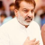 ٹنڈوآدم بارایسوسی ایشن کے انتخابات میں صدرمنتخب ہونے والے عبداللہ خٹک کوحیدرآباد یونین آف جرنلسٹس دستور کاصدرلالہ مرزاخان اجرک کاتحفہ پیش کرتے ہوئے