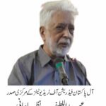 گرمی کی شدت سے بچنے کیلئے ایک مزدور ٹرالی کے سائے کےنیچے بیٹھاہواھے
